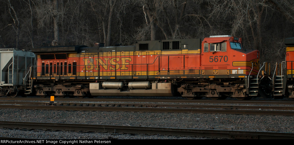 BNSF 5670